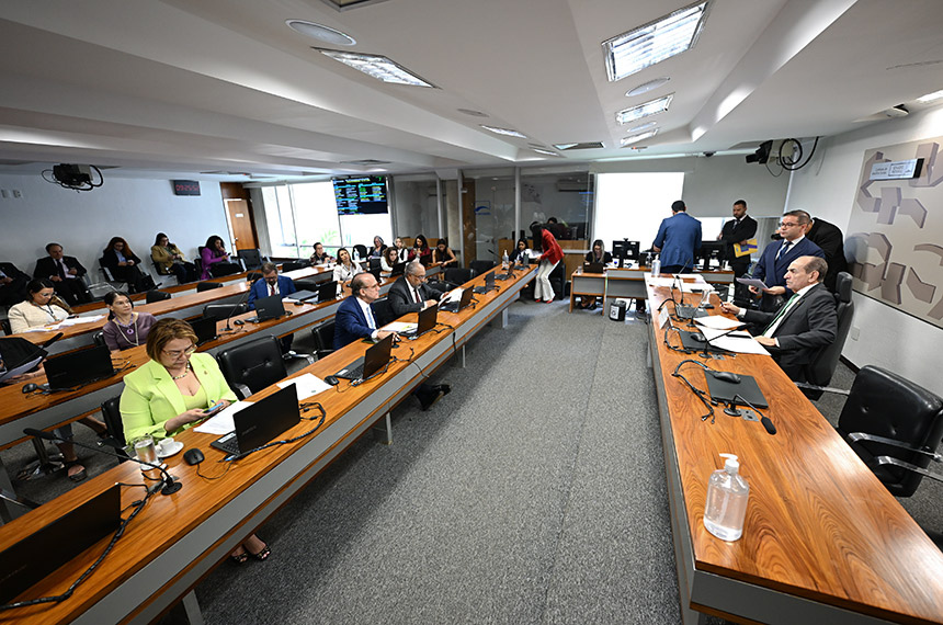 Comissão aprova condições especiais para jovens no primeiro emprego — Senado Notícias