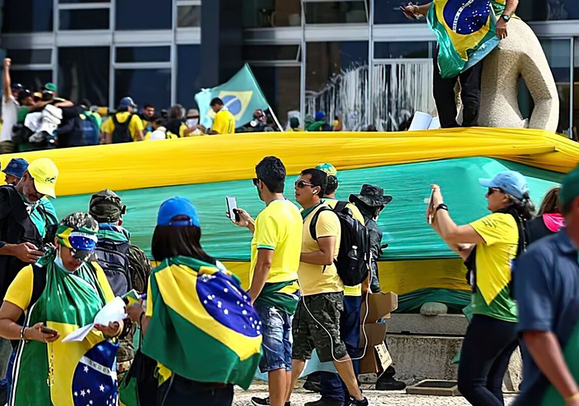 Cientista político vê onda bolsonarista enfraquecida após condenação