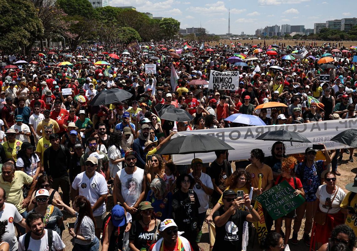Milhares marcham no DF contra anistia a golpistas e PEC da Blindagem