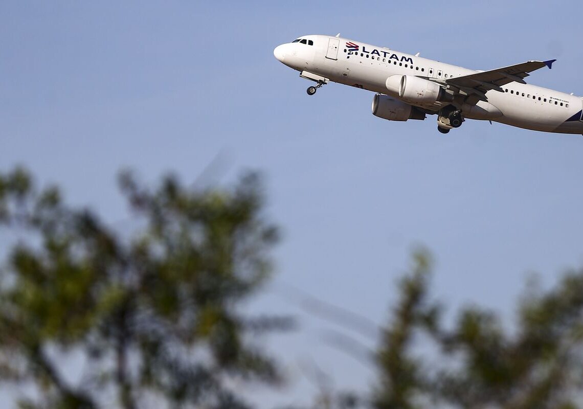 Latam anuncia compra de 24 aviões da Embraer