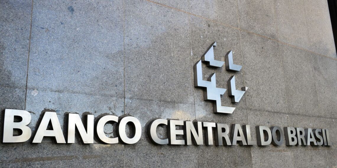 Projeções do mercado para inflação, PIB, Selic e dólar ficam estáveis