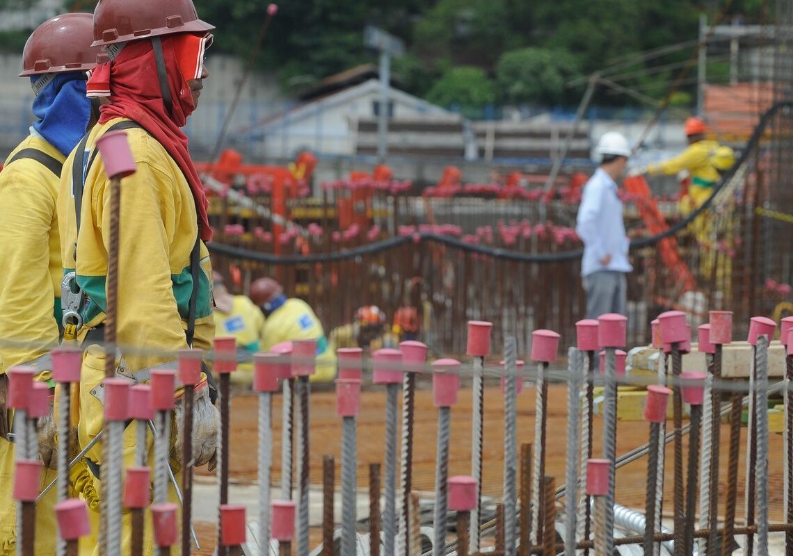 Índice que corrige salários, INPC acumula 5,05% em 12 meses