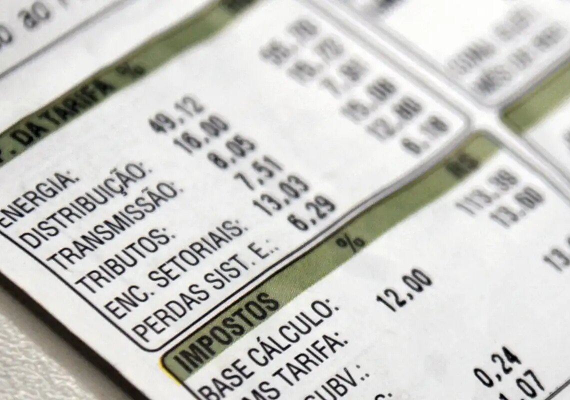 Aneel reduz bandeira para vermelha 1 na conta de luz em outubro