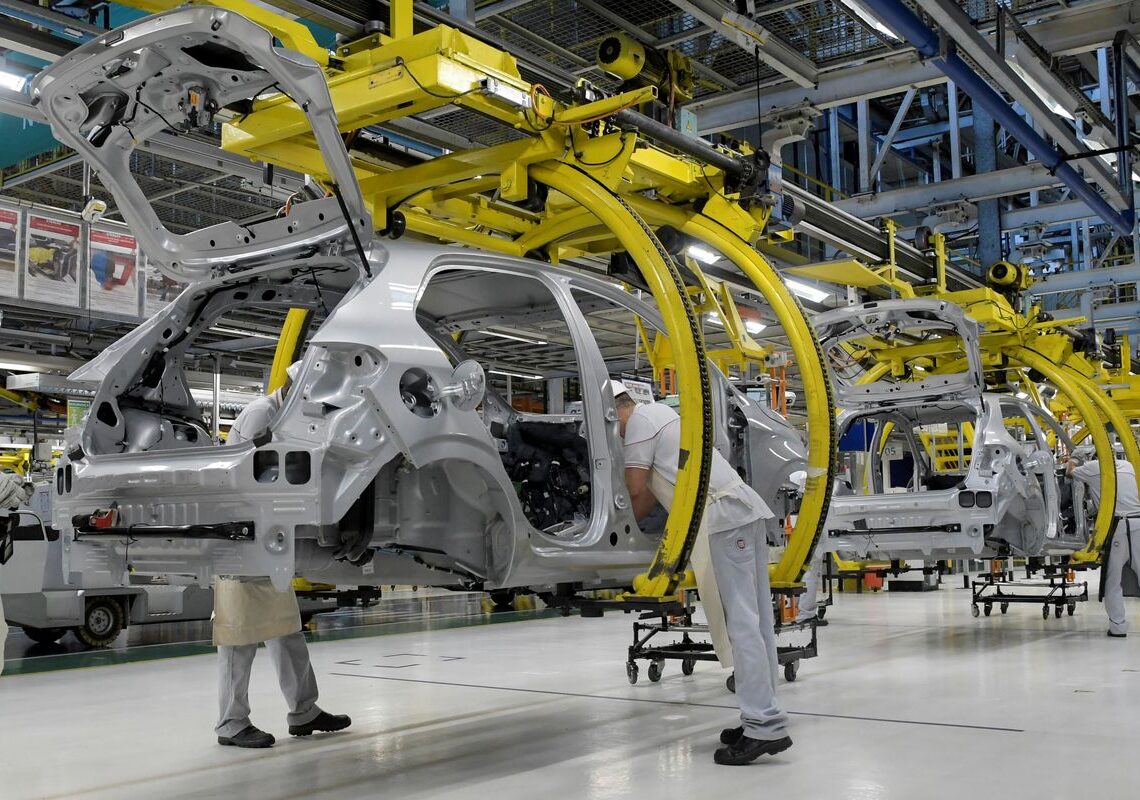 Produção industrial recua 0,2% em julho e acumula efeitos do juro alto