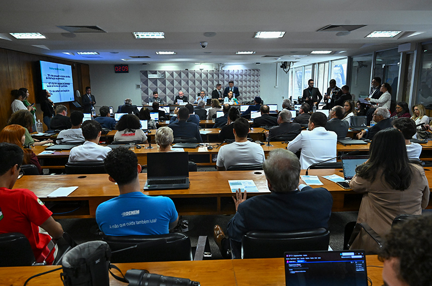 CAS volta a debater exame de proficiência para médicos — Senado Notícias