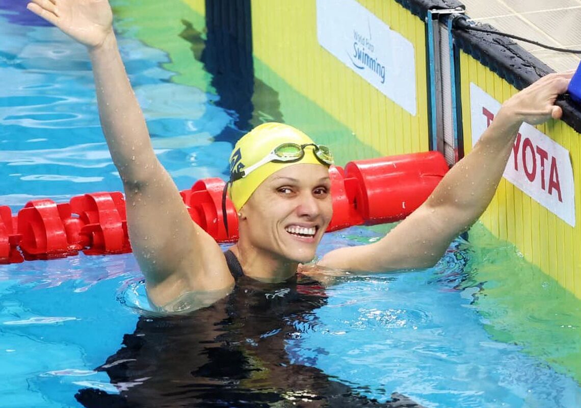 Carol Santiago é tricampeã mundial dos 100m costas em Singapura