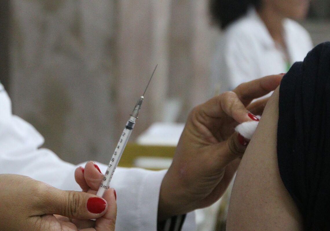 Vacina contra a covid-19 protege gestantes contra complicações