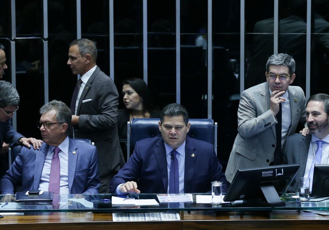 Senado aprova retirada de despesas com tarifaço do teto de gastos