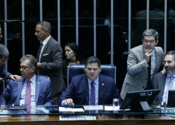 Senado aprova retirada de despesas com tarifaço do teto de gastos