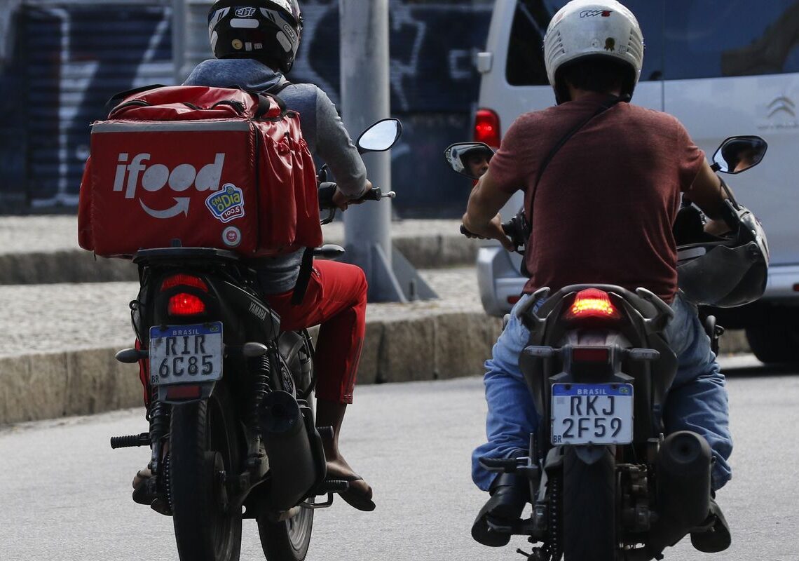 Câmara aprova urgência para votar vale-refeição para entregadores