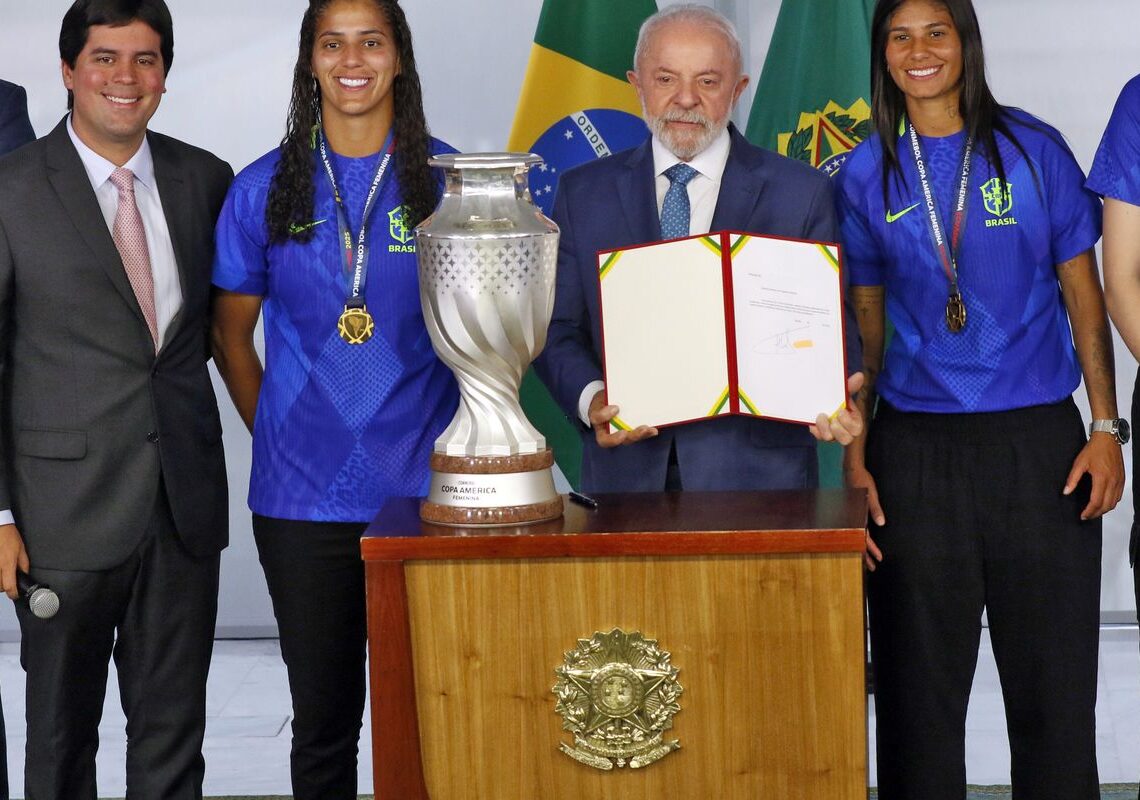 Lula diz que enviará projeto de lei para incentivar futebol feminino