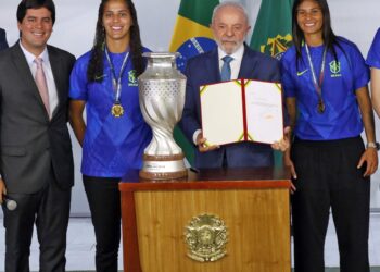 Lula diz que enviará projeto de lei para incentivar futebol feminino