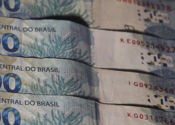 Juros do cartão de crédito rotativo avançam e chegam a 451,5% ao ano