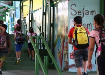 Menos da metade das escolas públicas está ligada à rede de esgoto