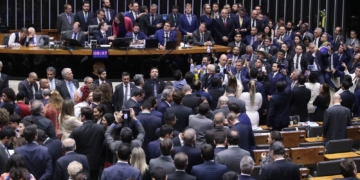 Câmara aprova urgência para projeto de anistia a golpistas