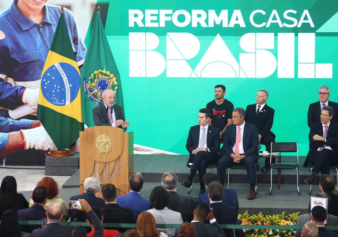 Lula lança programa de reforma de casas e defende ação para invisíveis