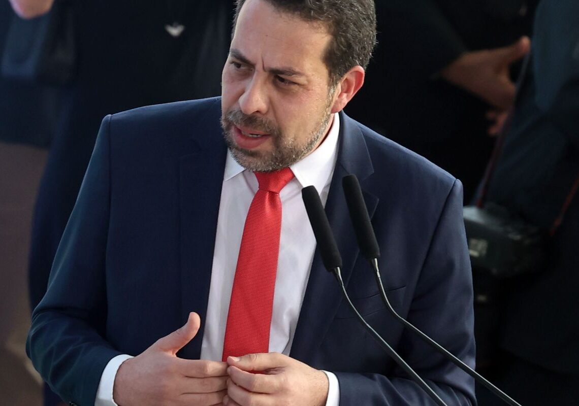 Cabeça do crime organizado não está no barraco da favela, diz Boulos