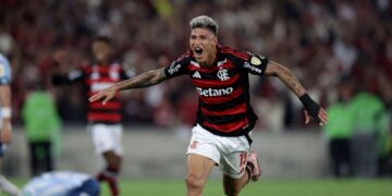 Carrascal decide e Flamengo fica em vantagem na semi da Libertadores
