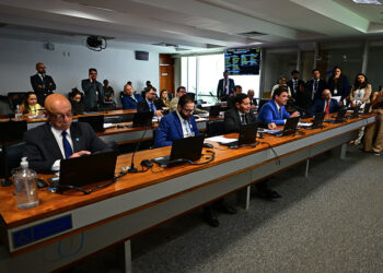 Emissoras de rádio e TV devem exibir campanhas contra drogas, aprova CSP — Senado Notícias