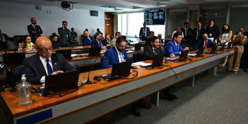 Emissoras de rádio e TV devem exibir campanhas contra drogas, aprova CSP — Senado Notícias