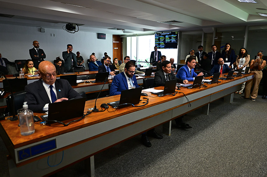 Emissoras de rádio e TV devem exibir campanhas contra drogas, aprova CSP — Senado Notícias