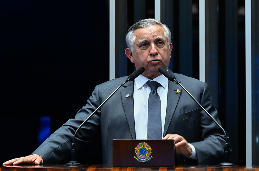 Izalci critica programas sociais e aponta falhas na educação — Senado Notícias