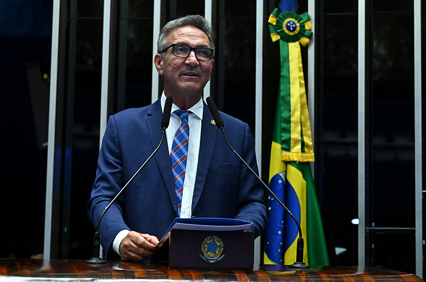 Lucas Barreto homenageia professores e critica descaso com a educação — Senado Notícias