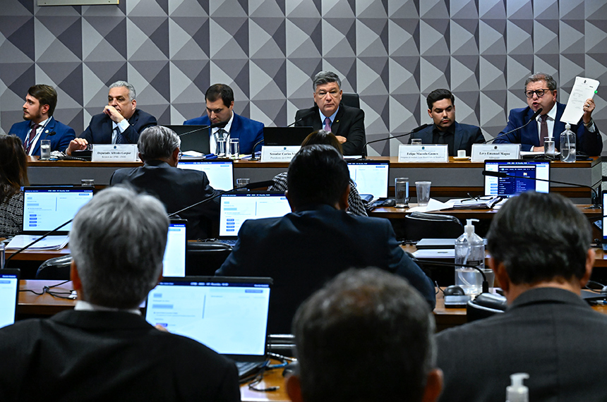 Ex-presidente de associação se cala na CPMI e parlamentares falam em prisão — Senado Notícias