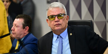 Aprovada em comissão MP que extingue cobrança de taxa para taxistas — Senado Notícias