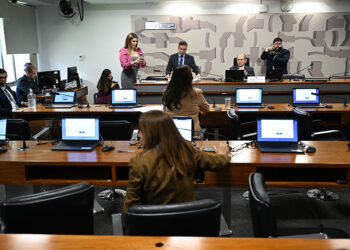 Regulamentação da quiropraxia é aprovada pela CAS e vai à Câmara — Senado Notícias