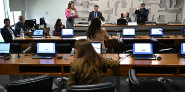 Regulamentação da quiropraxia é aprovada pela CAS e vai à Câmara — Senado Notícias