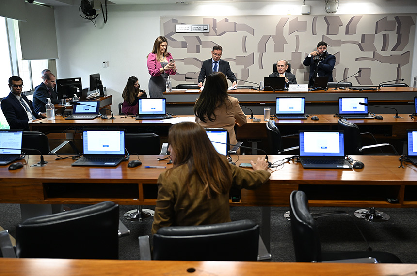 Regulamentação da quiropraxia é aprovada pela CAS e vai à Câmara — Senado Notícias