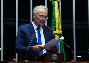 Renan Calheiros homenageia Graciliano Ramos, que hoje completaria 133 anos — Senado Notícias