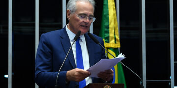 Renan Calheiros homenageia Graciliano Ramos, que hoje completaria 133 anos — Senado Notícias