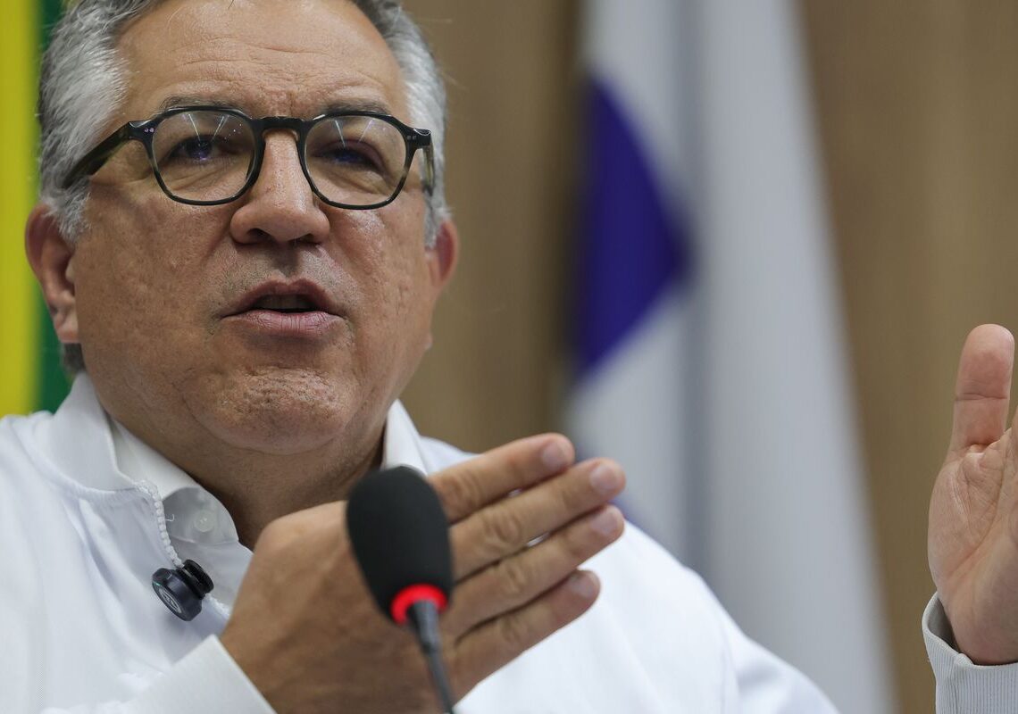 “Não vamos negar aos nossos filhos o direito à vacina”, diz Padilha