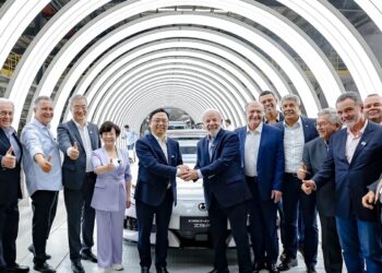 Nova fábrica de carros elétricos mostra confiança no Brasil, diz Lula