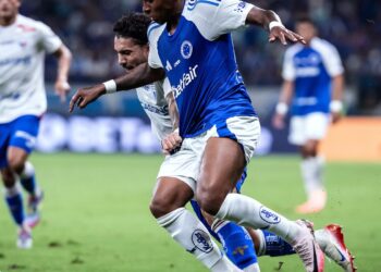 Cruzeiro vence e permanece na cola dos líderes do Brasileiro