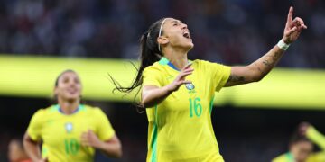Com uma a menos, seleção feminina vence amistoso contra Inglaterra