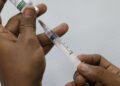 Vacinação despenca na Maré em dias de operação policial, aponta Unicef