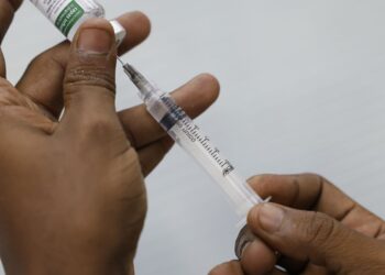 Vacinação despenca na Maré em dias de operação policial, aponta Unicef