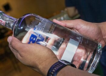 Policiais descobrem laboratório de falsificação de bebidas no DF