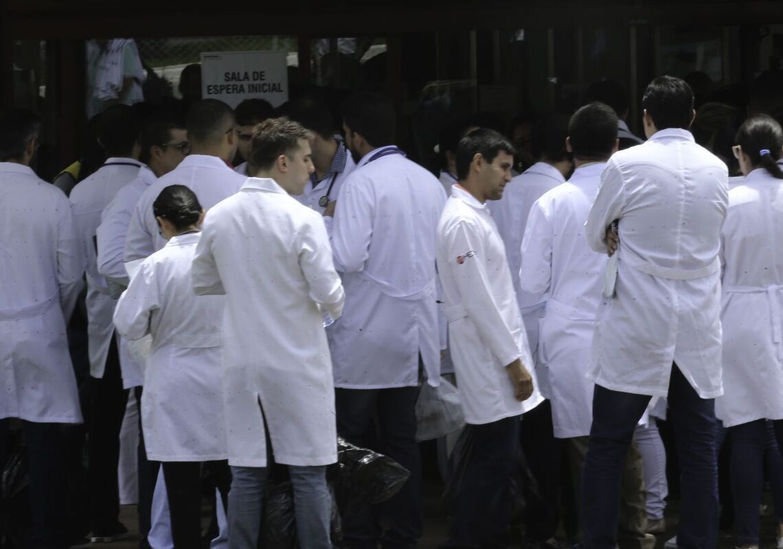 Revalida 2025/2: prazo para envio de diploma médico começa hoje