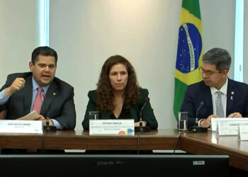 Reajuste de 23% a policiais e bombeiros dos ex-territórios é ‘histórico’, diz Davi — Senado Notícias