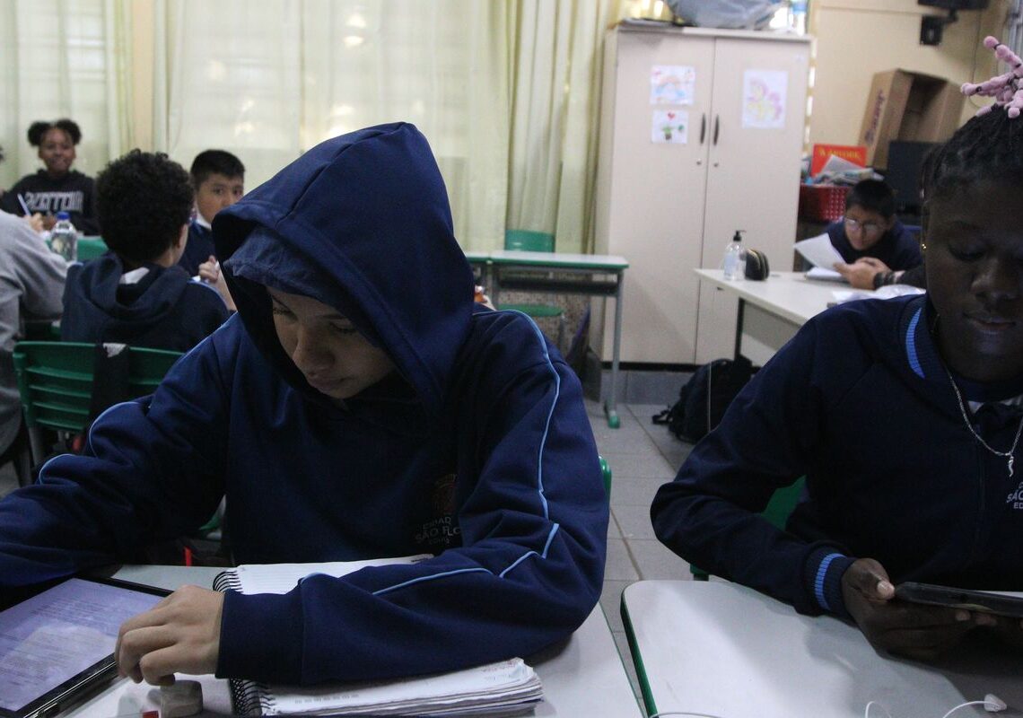 Professores no Brasil usam mais IA que média dos países da OCDE