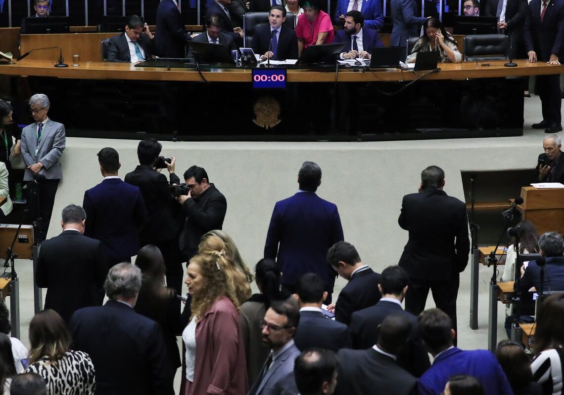 Câmara aprova urgência para votar projeto que cria Bancada Cristã