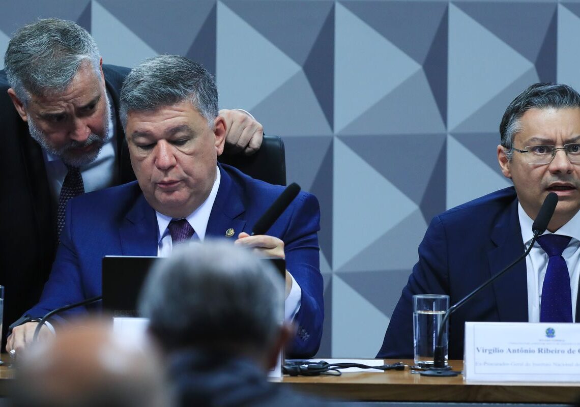 Ex-procurador do INSS não responde perguntas do relator na CPMI