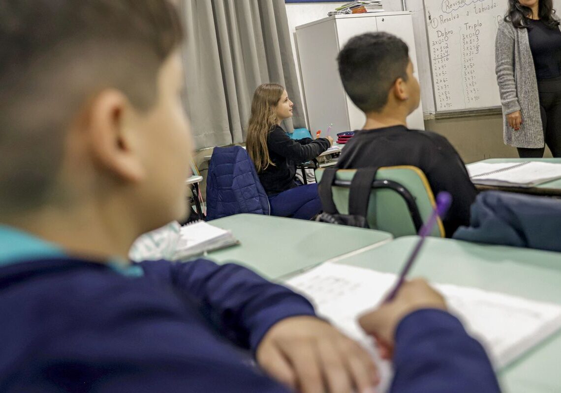 Professor brasileiro perde 21% do tempo de aula para manter disciplina
