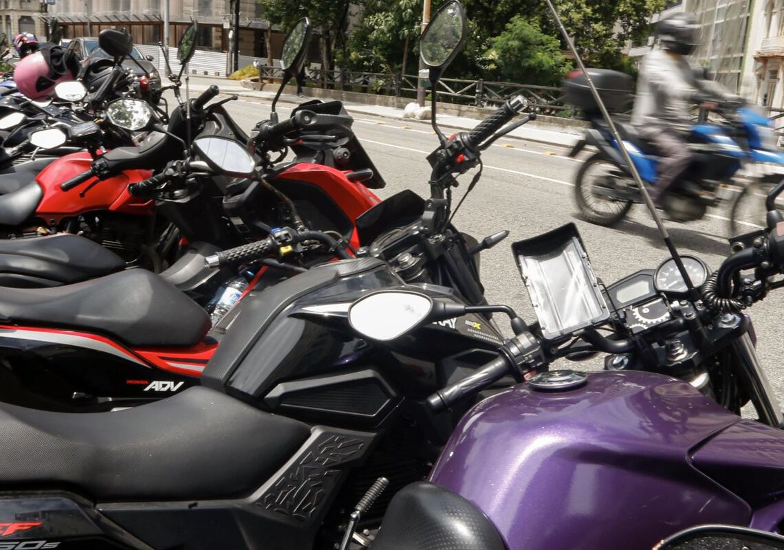 Trabalhador por aplicativo ganha mais, porém tem jornadas mais longas