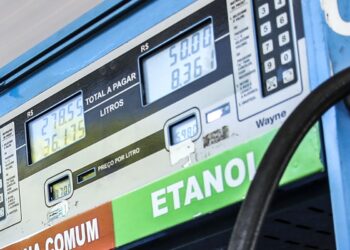 Petrobras reduz preço da gasolina em 4,9% a partir de terça-feira