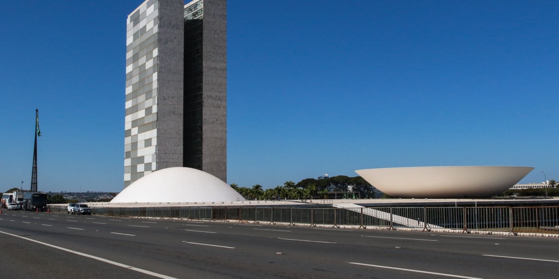 Hugo Motta confirma para hoje votação de isenção do Imposto de Renda